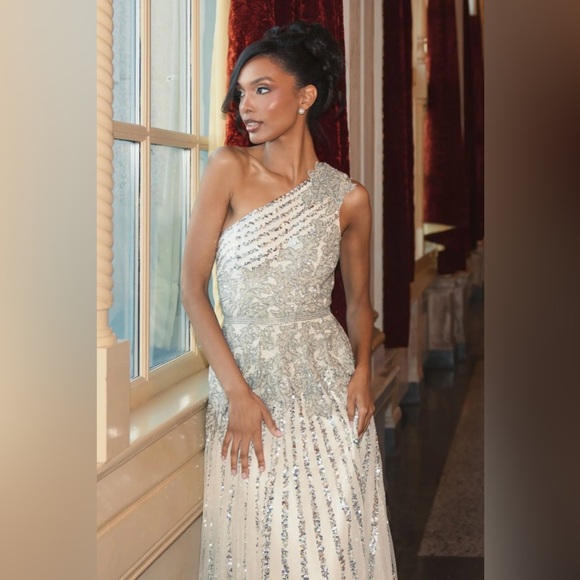 MAC DUGGAL
Silver Beaded Embellished One Shoulder A Line Gown - Picture 1 of 6
